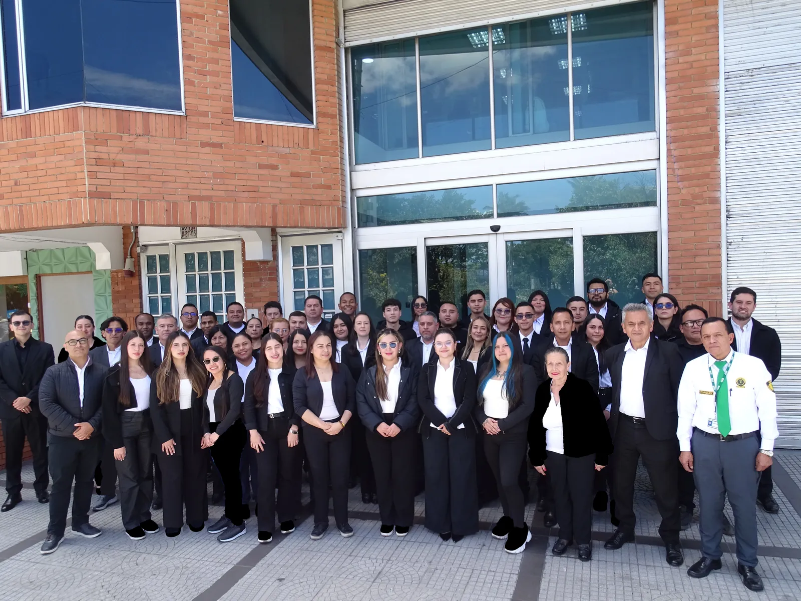 Equipo de ISVI LTDA reunido frente a la sede de la empresa